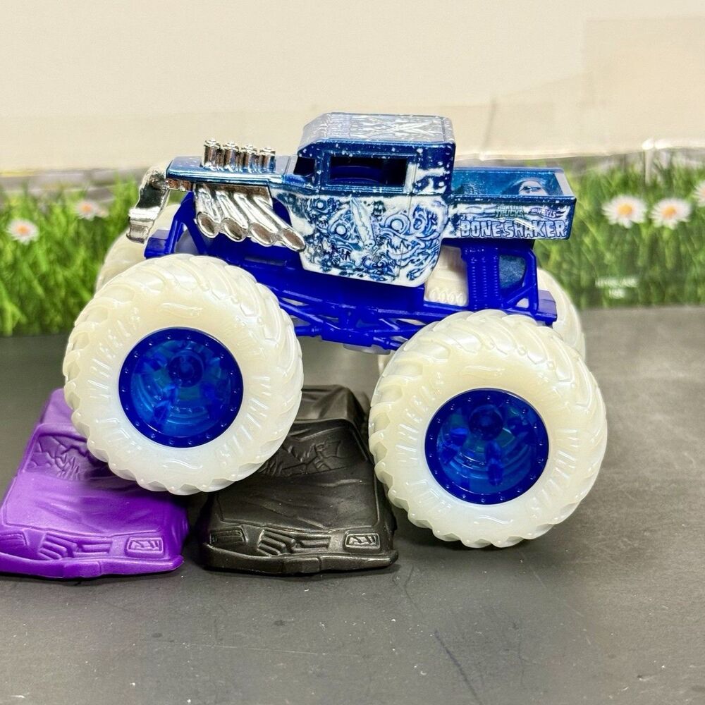 Monster Jam Blizzard Bashers Bone Shaker Diecast 1/64 Monster Truck